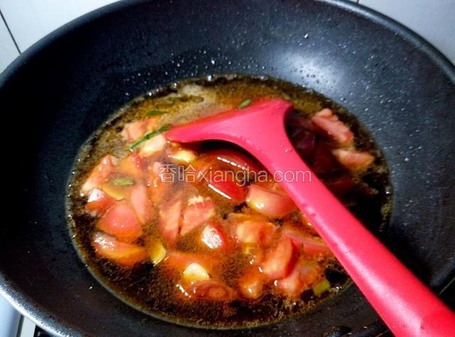 下豆腐，料酒，胡椒粉，盐，白糖，少量白糖，倒一碗多的清水，