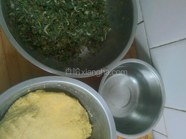 玉米面，蒲公英陷，一碗清水，放在案板上，开始包菜饼子。