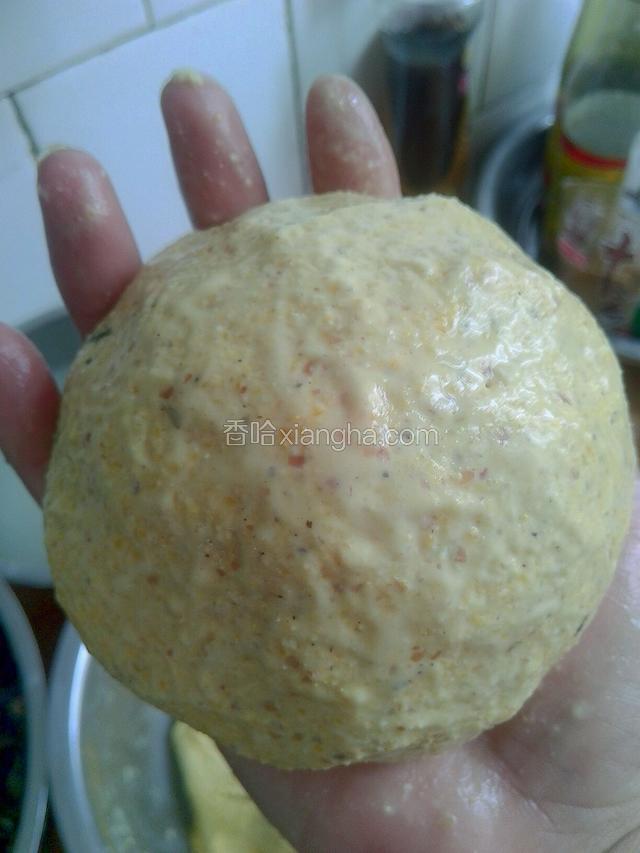 左手再次沾水，辅助右手一起包菜饼子。