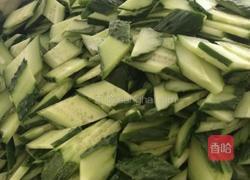 黄瓜木耳炒肉片的做法图解1