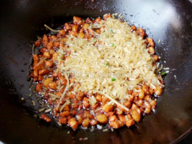 先将粉条拌进肉里