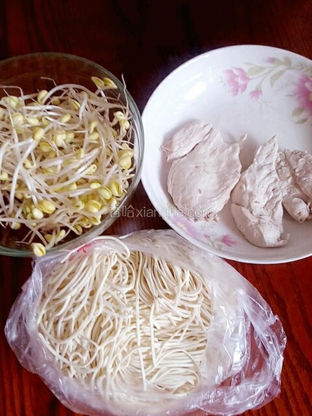 准备食材，鸡胸肉放姜、大葱、花椒煮熟撕成丝，豆芽去根煮熟