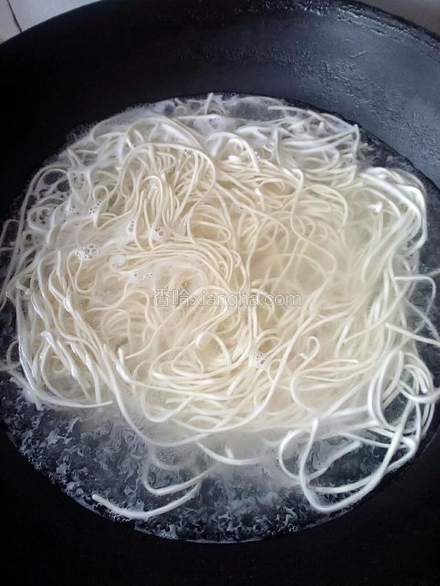 水面煮至断生捞起