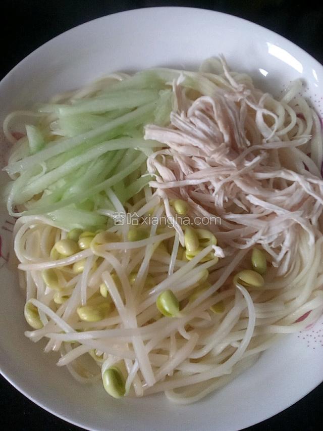 凉面豆芽黄瓜丝鸡丝依次码好