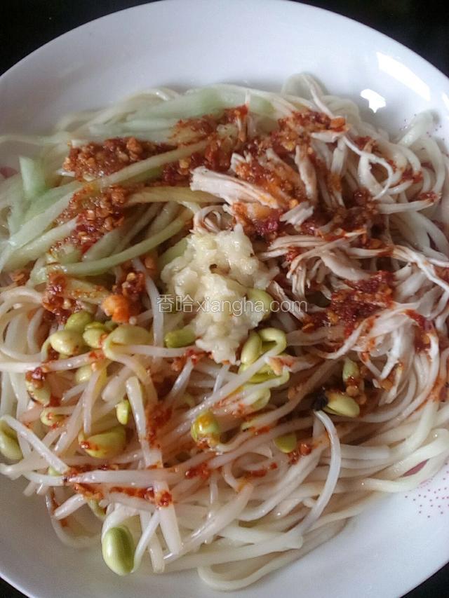 放入辣椒油花椒油生抽香醋糖蒜蓉拌匀