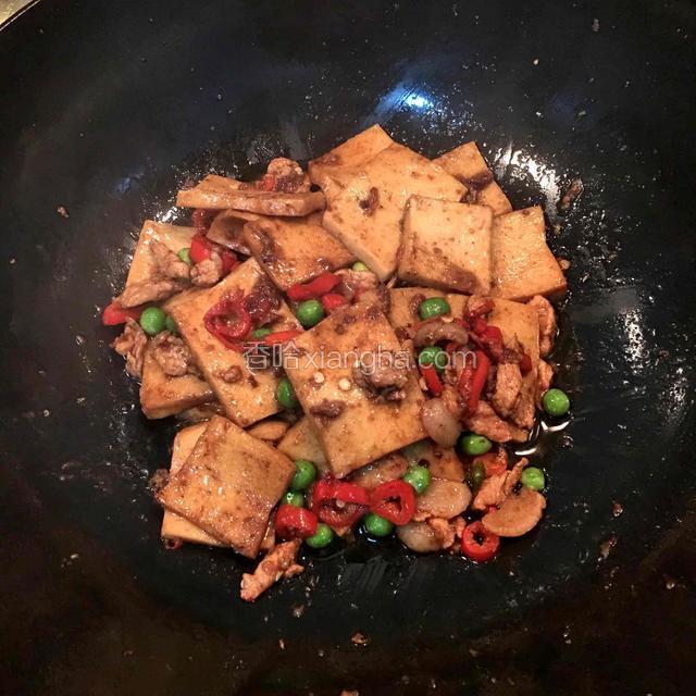 之后再加少许盐、蒸鱼豉油、鸡精，翻炒片刻即可