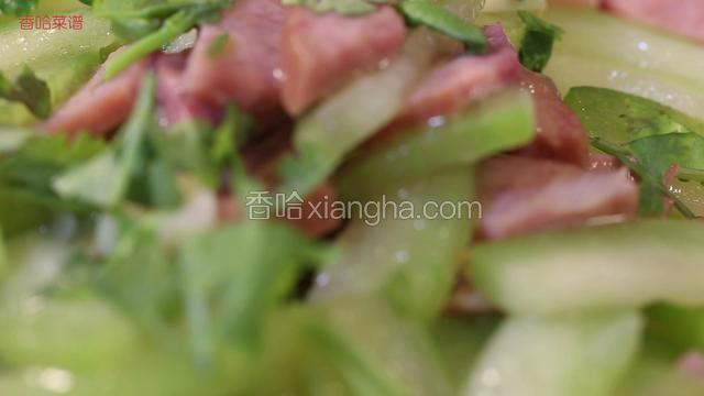 加盐、味精、鸡粉、白糖，翻炒均匀后，用5克水淀粉勾芡，然后大火翻炒出锅，装盘撒香菜。