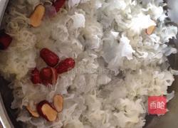 雪耳红枣糖水的做法图解2