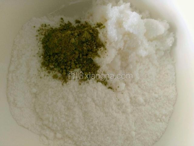 白凉粉倒入碗里，加入适量白糖，抹茶粉