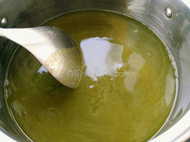 剩下800ml水倒入锅里烧开，然后倒入事先调好的凉粉糊，顺时针搅拌，等再次开锅就可以关火
