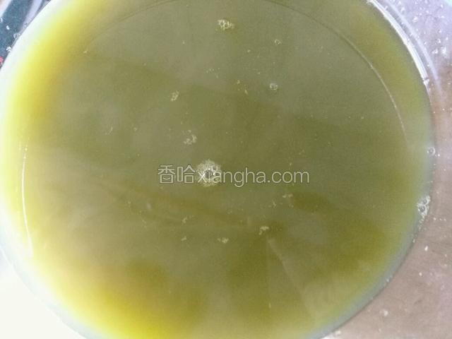 煮好的凉粉倒入碗里冷却