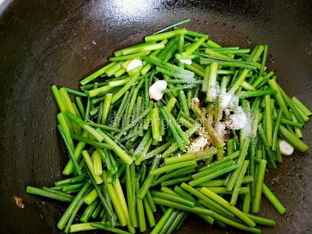 加盐，花椒粉，鸡精翻炒均匀。