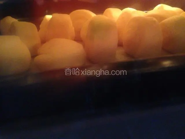 烤箱上下180度预热好，放入烤盘。烤15分钟。其中一个站不住了，倒了。