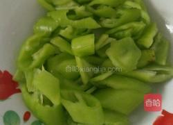 青椒粉皮炒鸡腿肉的做法图解2