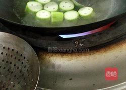 蒜蓉粉丝蒸丝瓜的做法图解1