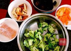 西蓝花木耳胡萝卜炒鸡肉片的做法图解1