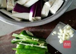 青椒焖茄子的做法图解1