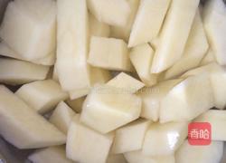 土豆炖鸡块的做法图解2