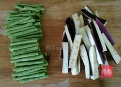 长豆角烧茄条的做法图解1