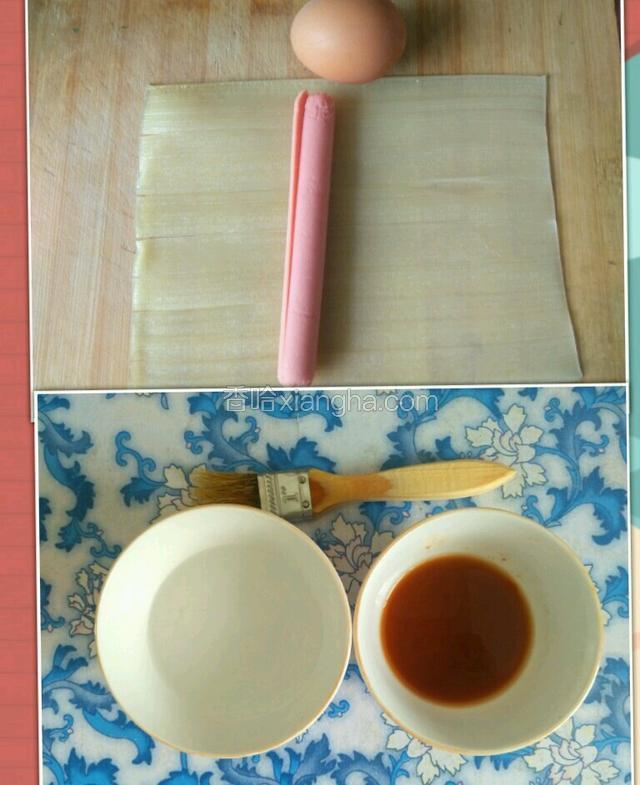 所有食材准备好，酱汁按照配料的用量勾兑，在酱汁里还要加1勺水，另一个碗里是干净的水
