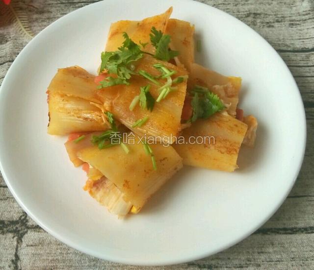 盛在盘里的冷面上撒点香菜点缀一下