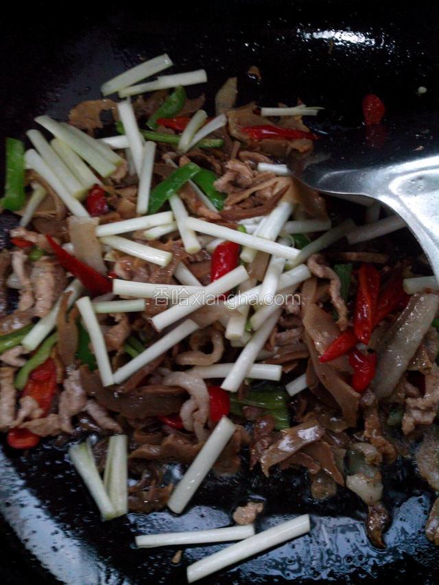 最后加入韭黄和炒过的肉丝，一起炒一分钟，撒点酱油、味精，炒匀出锅。