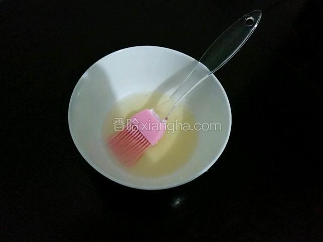 将蜂蜜倒入碗中加入适量的水搅拌均匀