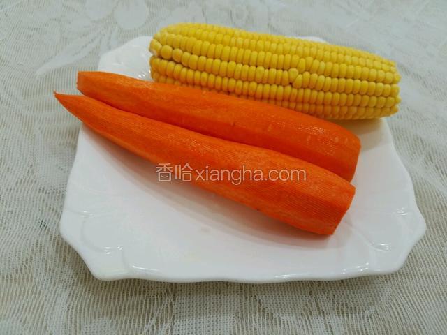 在煮排骨的同时准备胡萝卜和玉米