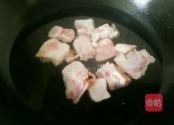 胡萝卜玉米排骨汤的做法图解2