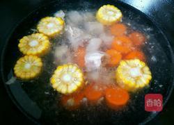 胡萝卜玉米排骨汤的做法图解7