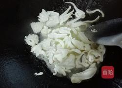 鲜鱿鱼炒丝瓜的做法图解4