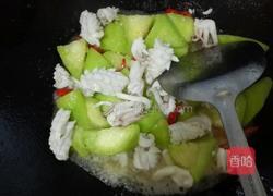 鲜鱿鱼炒丝瓜的做法图解6