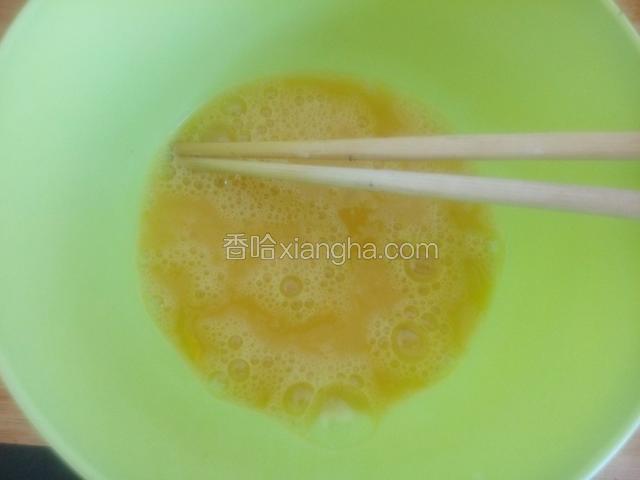 鸡蛋放入适量料酒，盐，打散备用
