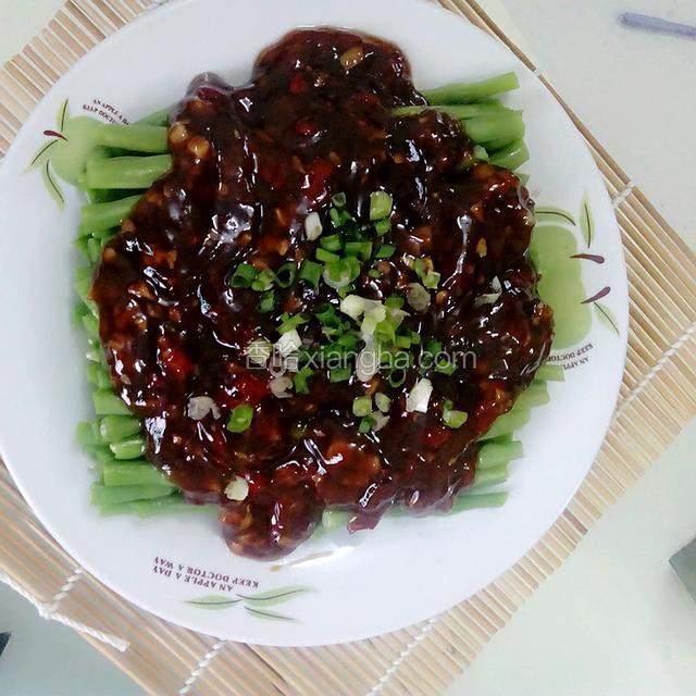 把钩好的芡汁淋在豇豆上撒上葱花就好了