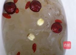 红枣银耳莲子汤的做法图解2