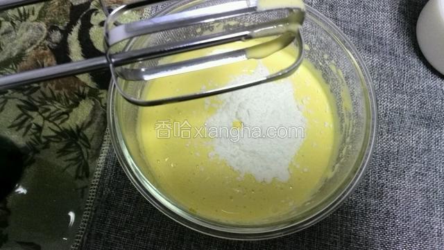 加过撒三遍的低筋粉低速搅拌均匀大约8秒