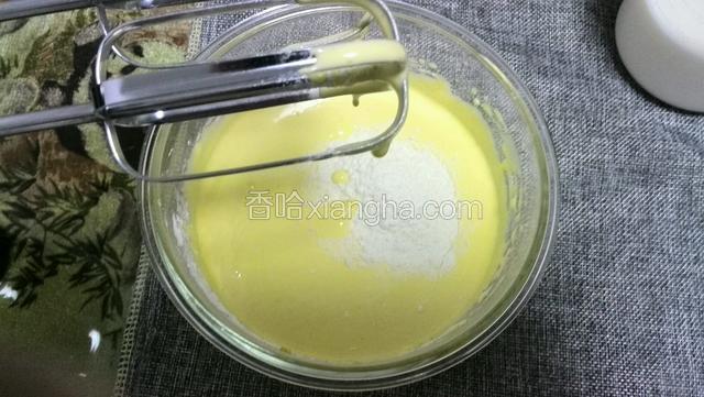加入过撒三遍的玉米淀粉低速打至顺滑，大约8秒