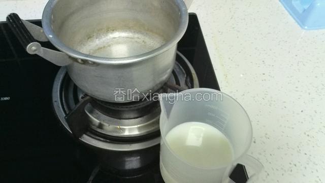牛奶倒入锅内加入至沸腾，用小火