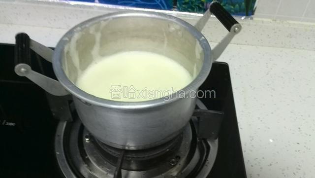 再倒入锅内加热，小火奥