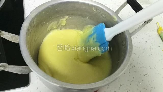翻拌均匀后的卡仕达酱