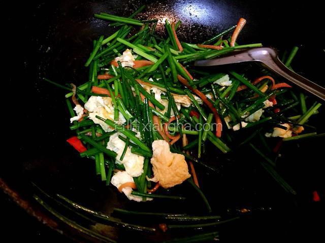 韭苔胡萝卜炒熟，炒的过程加点水，，加入盐，五香粉，倒入鸡蛋，出锅前放鸡精。