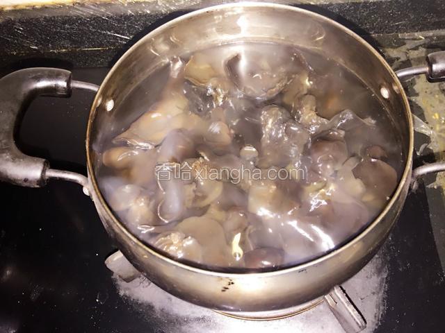 木耳煮熟，捞出沥水