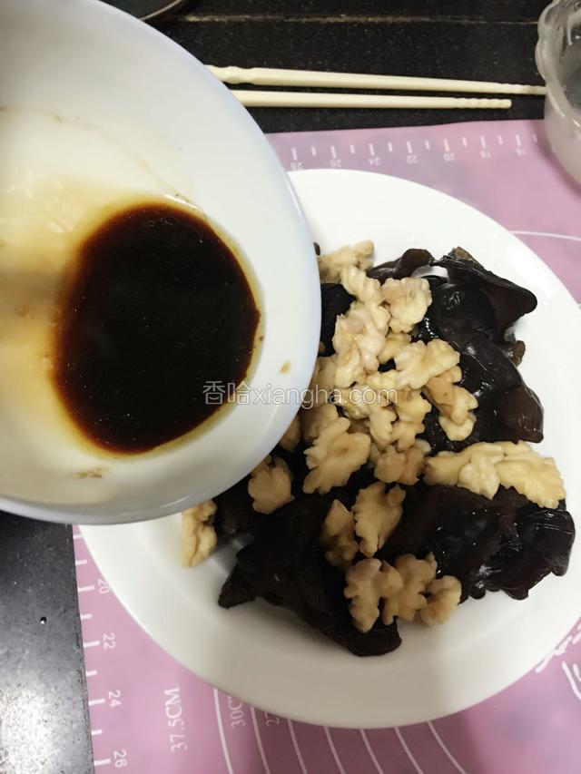 酱汁倒入桃仁木耳拌匀即可