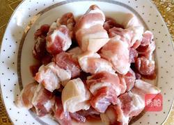 五花肉炖粉条的做法图解1