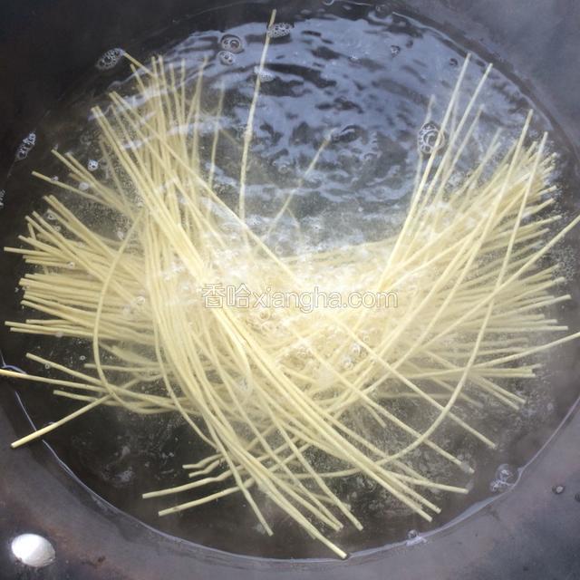 锅里烧水，水开后下面条。