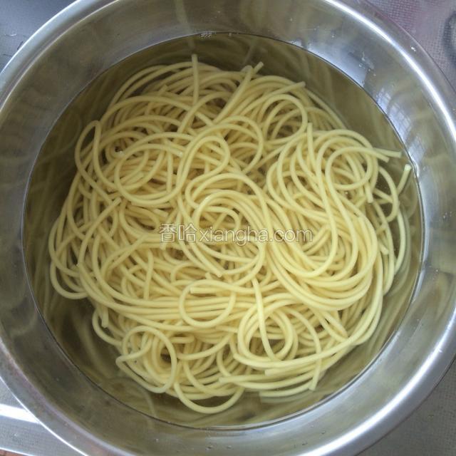大概煮5.6分钟，就捞起来放冷水里过一下。