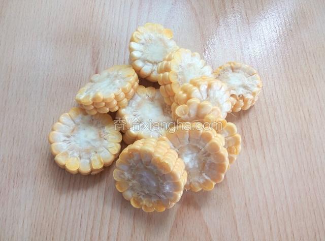 玉米洗净斩小件，待用。