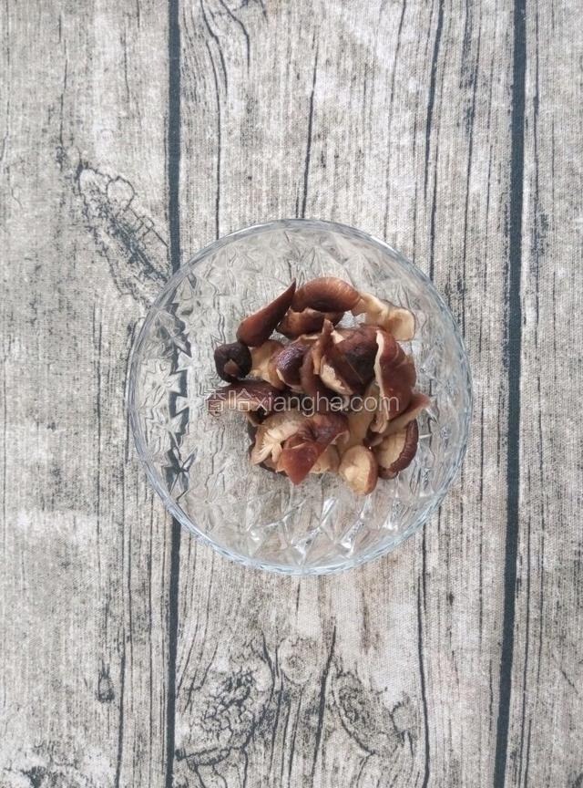 泡发好的香菇，洗净，切成细条，待用。