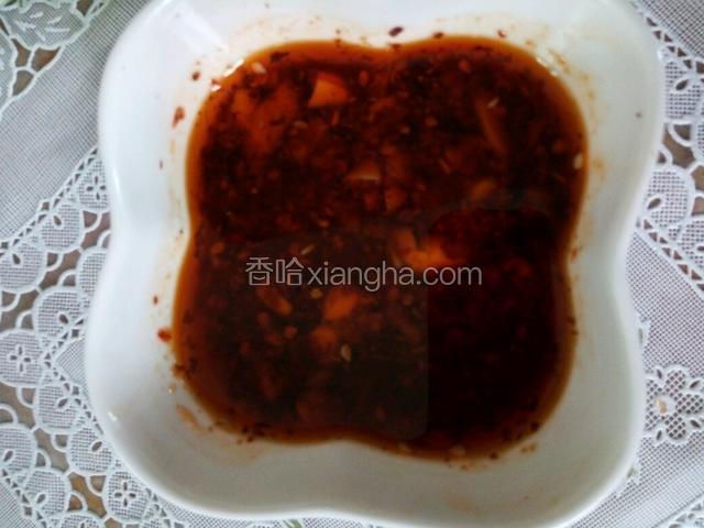 调汁，取一小碗，加辣椒油，生抽，加香麻油，适量香醋，适量盐，调成酱味汁。