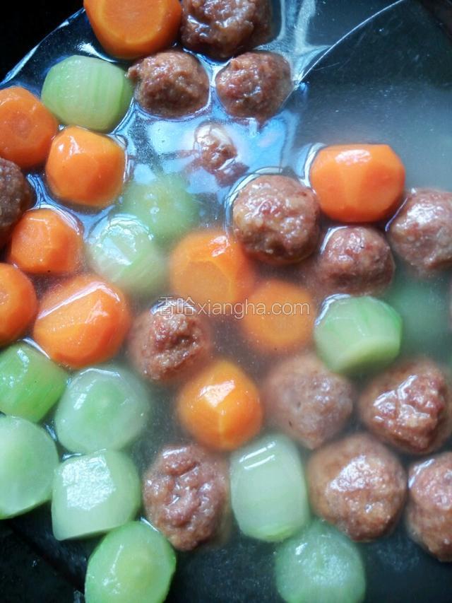 待肉丸焖软后，加入煮熟的胡萝卜，莴笋，再放适量盐，再放适量味精调味即可装盘。